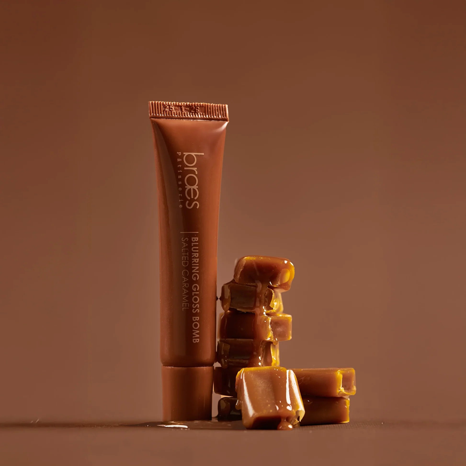 The Blurring Gloss Bomb – Salted Caramel